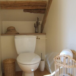 Camera doppia | Bagno | Doccia, soffione a pioggia, set di cortesia gratuito, asciugacapelli