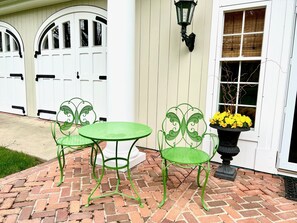 Outdoor dining - Enjoy our 3-story, family-friendly Carriage House Fireplace and outdoor fire pit (West Redding)