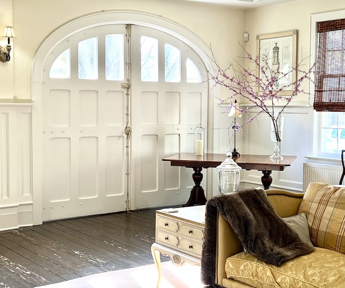 Enjoy Our 3-story, Family-friendly Carriage House Fireplace And Outdoor Fire Pit - New Canaan, CT