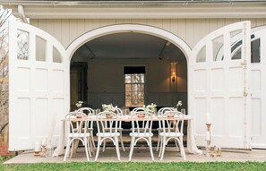 Outdoor dining - Enjoy our 3-story, family-friendly Carriage House Fireplace and outdoor fire pit (West Redding)