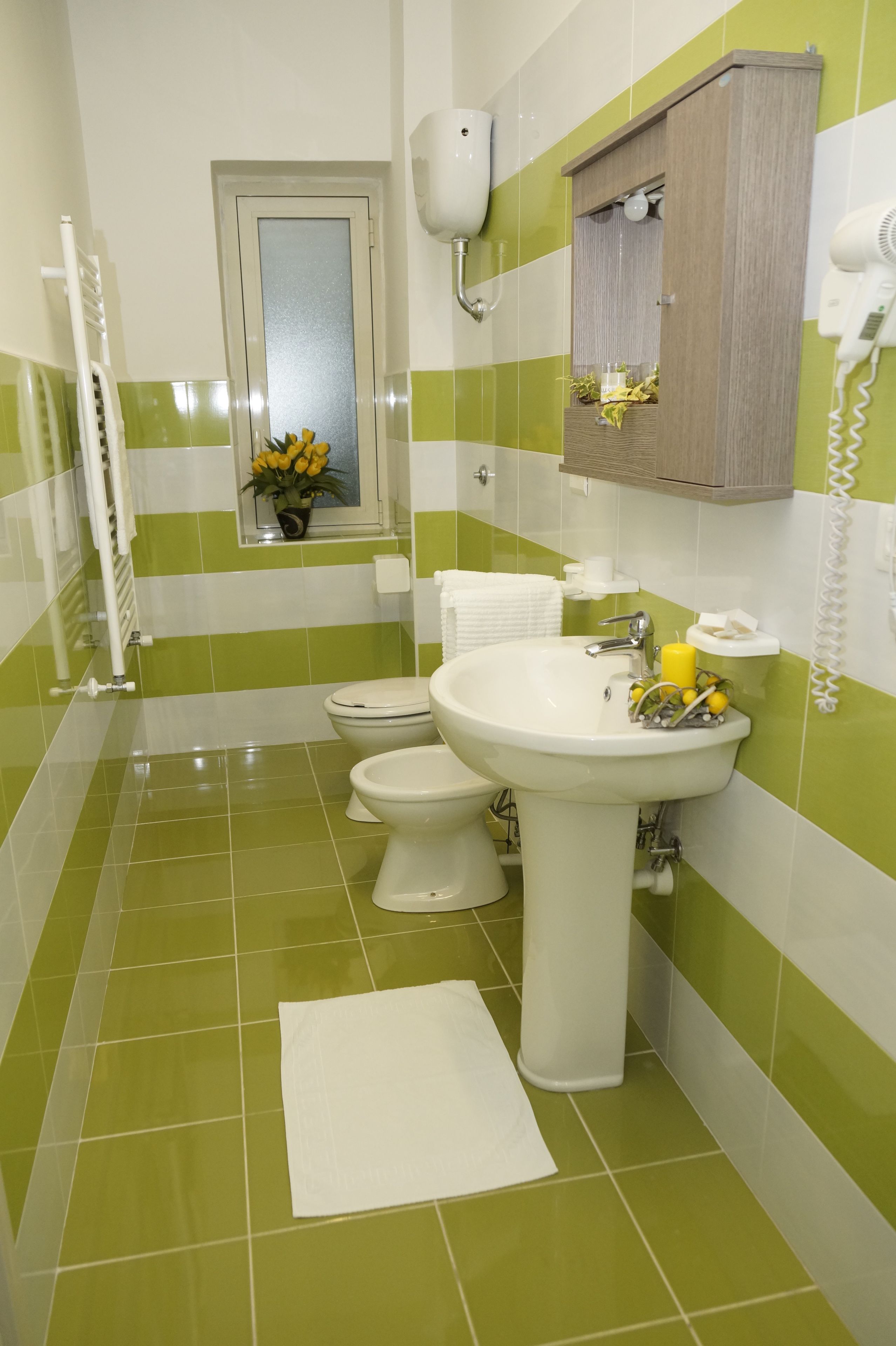 shower, rainfall showerhead, free toiletries, hair dryer