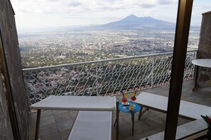 Deluxe tweepersoonskamer, patio, uitzicht op zee | Uitzicht vanaf balkon