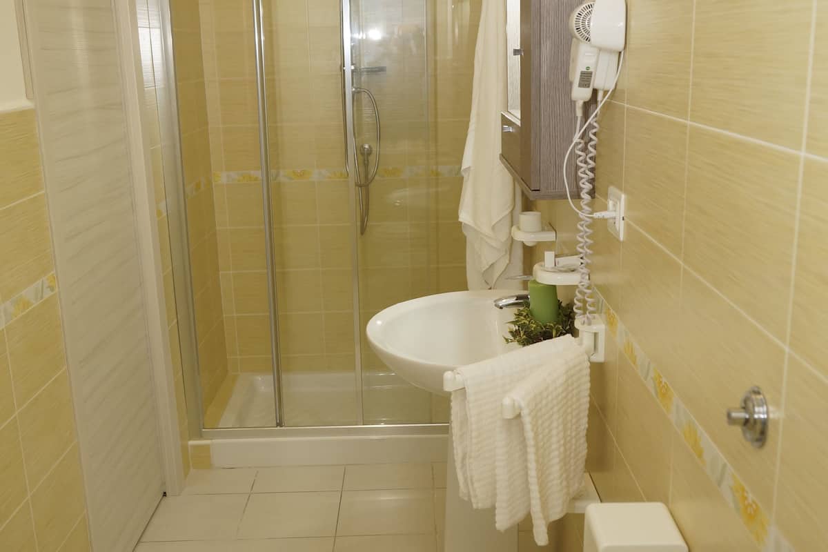 shower, rainfall showerhead, free toiletries, hair dryer