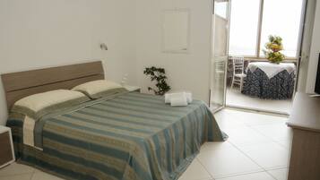 Chambre Double Deluxe, patio, vue mer | Literie hypoallergénique, bureau, rideaux occultants
