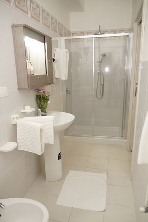 Classic Quadruple Room, Mountain View | Bathroom | Shower, rainfall showerhead, free toiletries, hair dryer - Hotel Valleverde (Corbara)