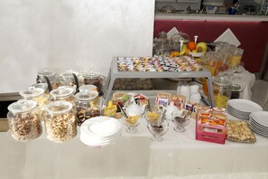 Free daily buffet breakfast  - Hotel Valleverde (Corbara)