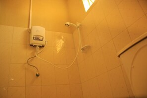 Bồn tắm ngâm, vòi sen phun mưa, khăn tắm