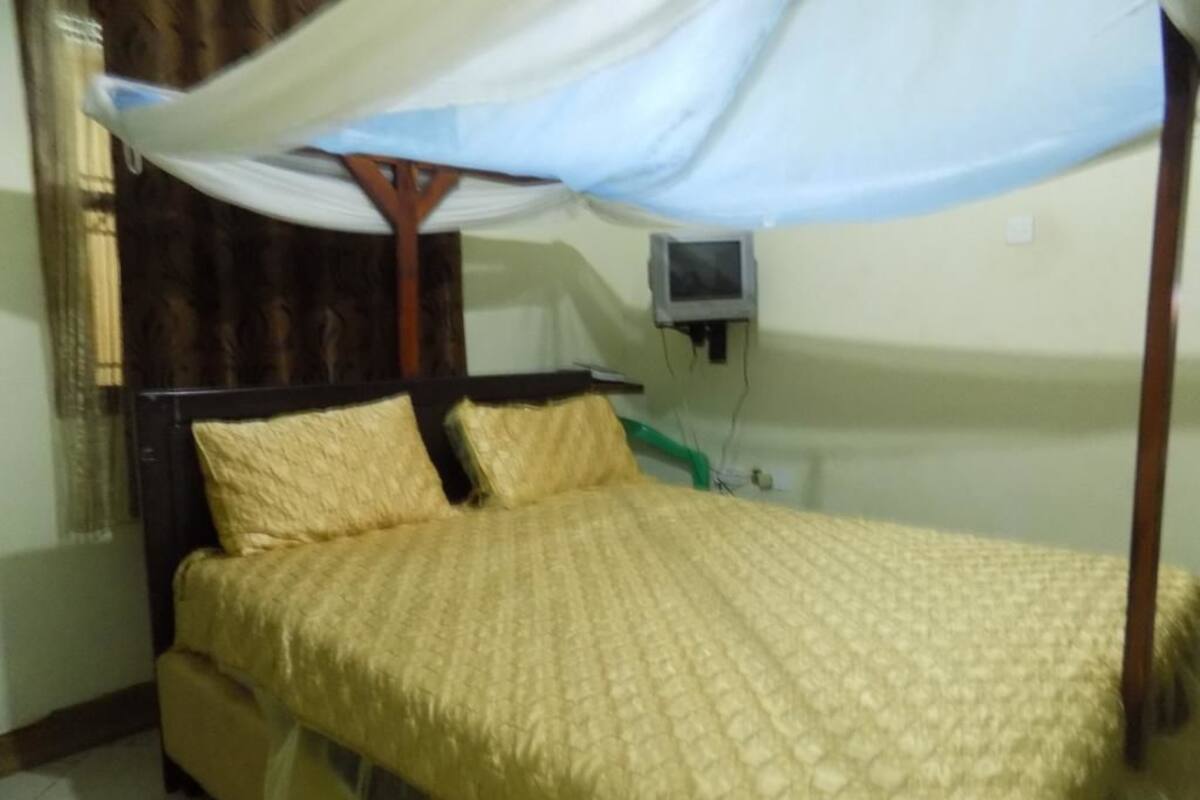 Double Room, 1 Queen Bed, Non Smoking | Individually decorated, individually furnished, bed sheets