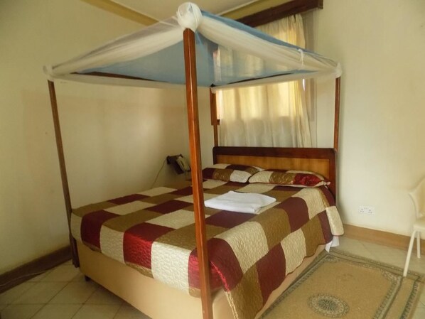 Double Room, 1 Queen Bed, Non Smoking | Individually decorated, individually furnished, bed sheets