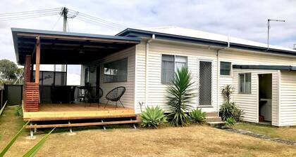 YAR2 / 1 - 2 Makuuhuoneen mökki peitetyn VERANDAN kanssa