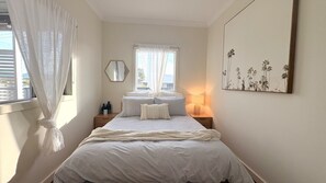 2 habitaciones, tabla de planchar con plancha y ropa de cama 