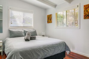 3 bedrooms, iron/ironing board, free WiFi, bed sheets - BEACHED @ YAMBA - Water Views, Pet Friendly and Air-con (Yamba)