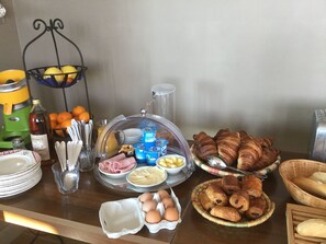 Free daily buffet breakfast