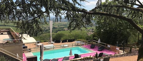 Seasonal outdoor pool, sun loungers