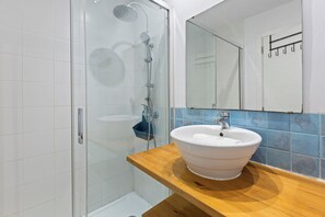 Shower, hair dryer, bidet, towels