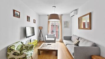 Een smart-tv, boeken en streamingdiensten