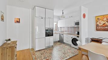 Een koelkast, een magnetron, een oven, een kookplaat