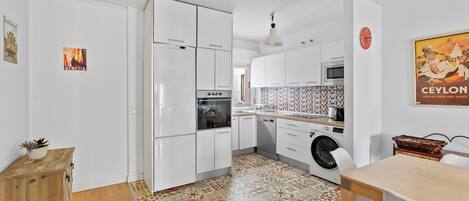 Frigorifero, microonde, forno, piano cottura