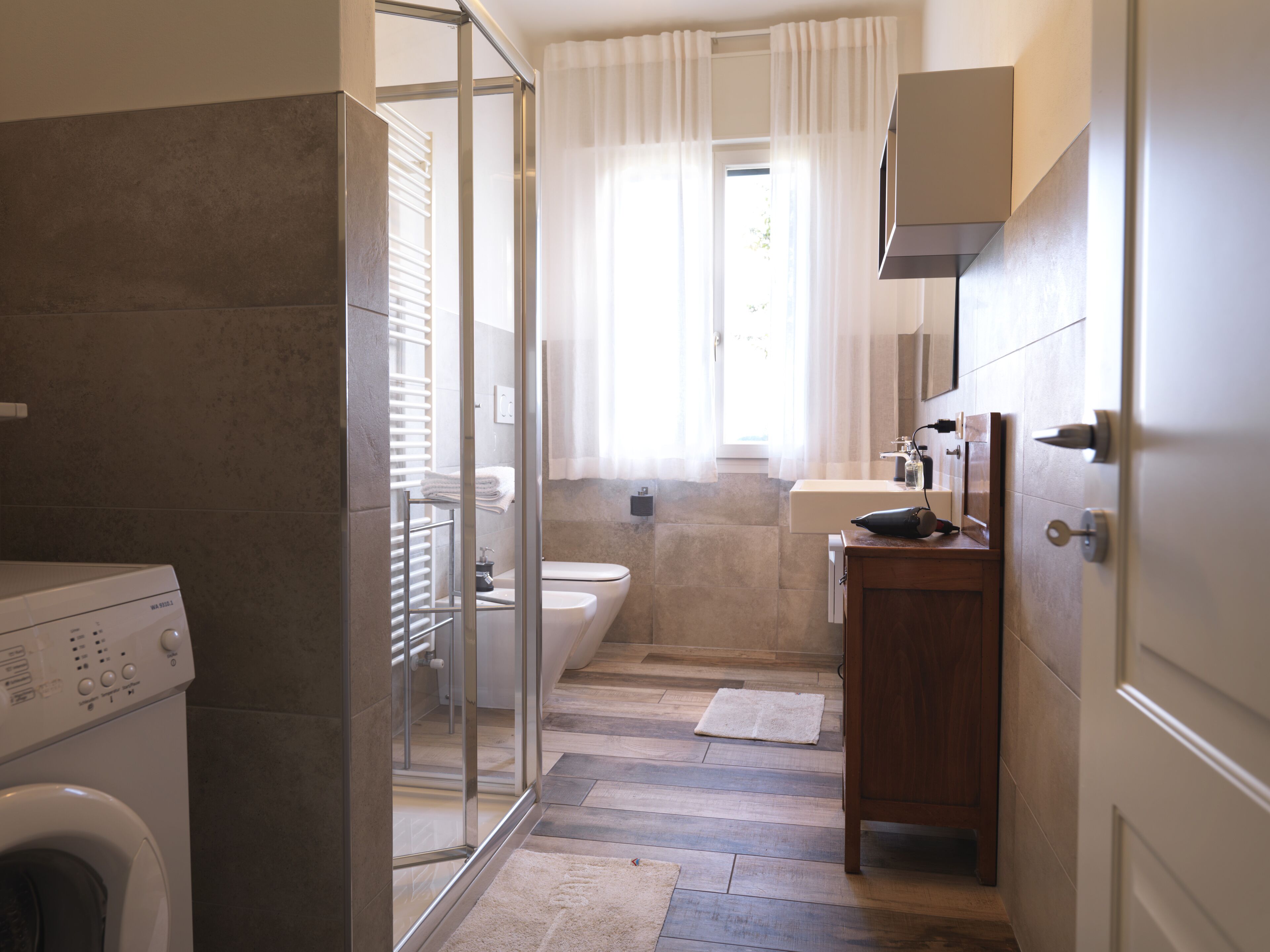Douche, sèche-cheveux, bidet, serviettes fournies
