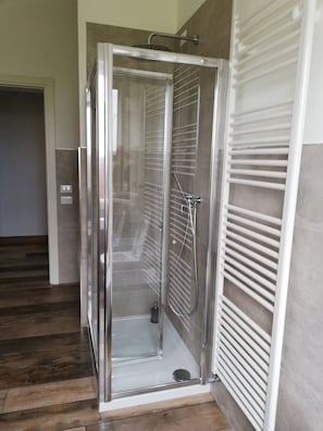 Douche, sèche-cheveux, bidet, serviettes fournies