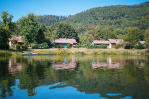 Une vue sur le lac, avec des maisons et un bateau.