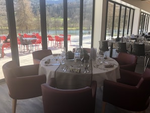 Petit déjeuner, déjeuner et dîner servis sur place