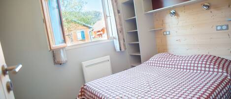 Chalet (4/6 people) | Individually decorated, individually furnished, iron/ironing board, WiFi