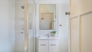 Shower - Evans Above - 1-5 Wattle Street (EVANS HEAD)
