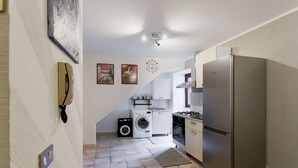 Appartement, 2 chambres | Cuisine privée | Réfrigérateur grande capacité avec congélateur, un four
