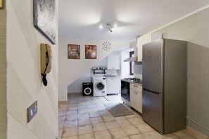 Apartment, 2 Schlafzimmer | Eigene Küche | Großer Kühlschrank, Ofen, Herdplatte, Kochgeschirr/Geschirr/Besteck