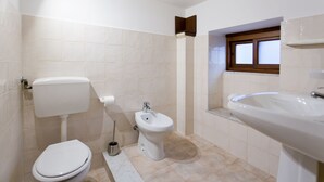 Appartement, 2 chambres | Salle de bain | Douche, articles de toilette (gratuits), séchoir à cheveux, bidet