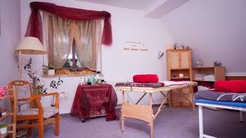 Hypo-allergenic bedding, desk, free WiFi