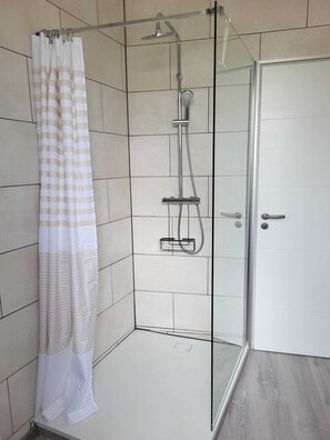 Dusche, Handtücher, Toilettenpapier