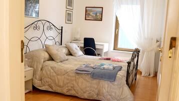 3 habitaciones, tabla de planchar con plancha, cuna de viaje y wifi