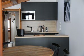 Fridge, microwave, oven, stovetop - La Résidence de l'Ours (Megeve)