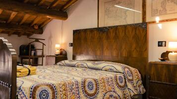 Een bureau, verduisterende gordijnen, een strijkplank/strijkijzer