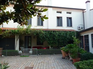 ด  ้านหน้าที่พัก