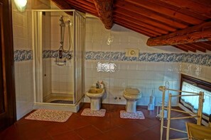 Shower, rainfall showerhead, free toiletries, hair dryer