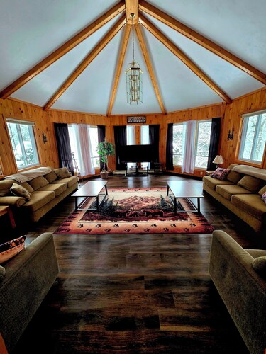 10 bedroom 5 bath mountain home private  in-ground pool. Newly renovated 2026