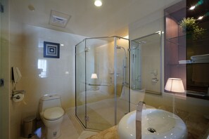 Douche, douche à « effet pluie », sèche-cheveux, serviettes fournies