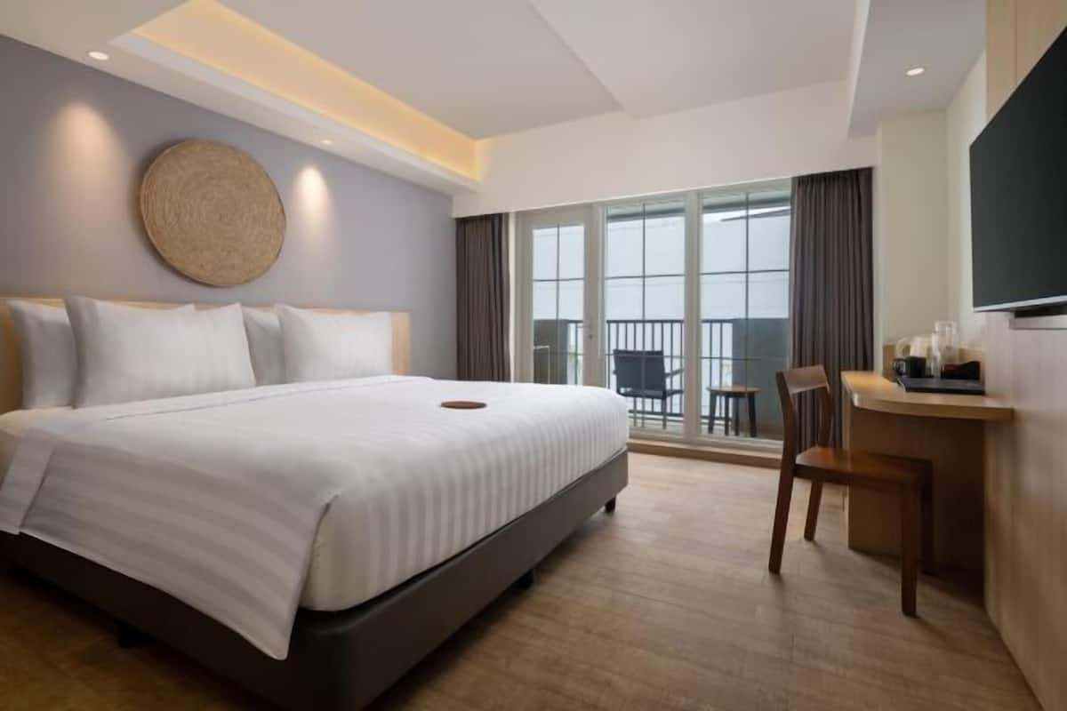 Premium bedding, minibar, in-room safe, desk