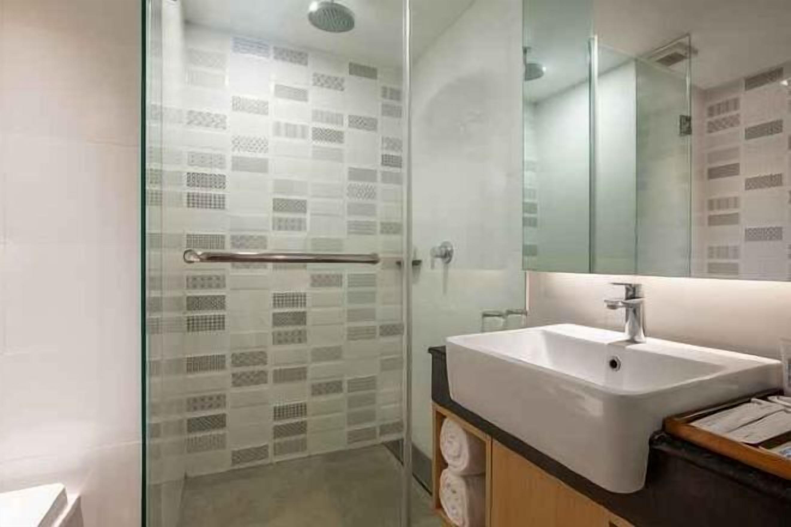 Shower, rainfall showerhead, free toiletries, slippers