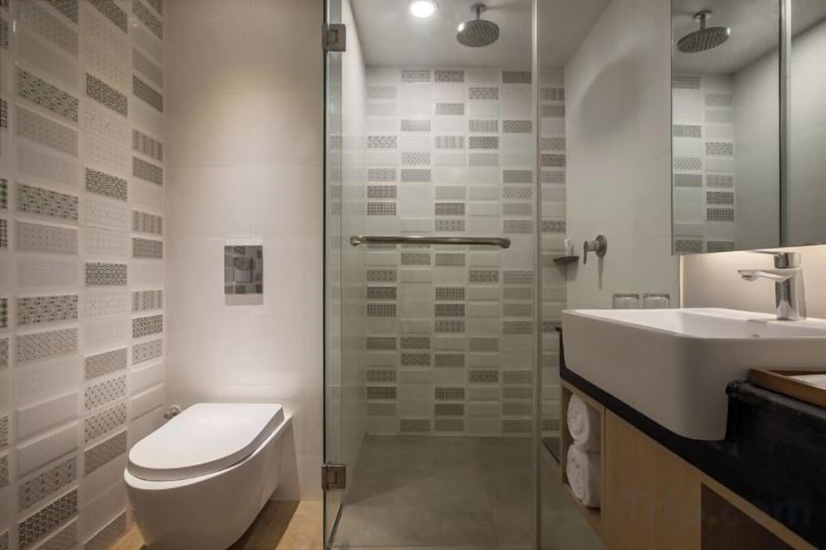 Een douche, een regendouche, gratis toiletartikelen, pantoffels