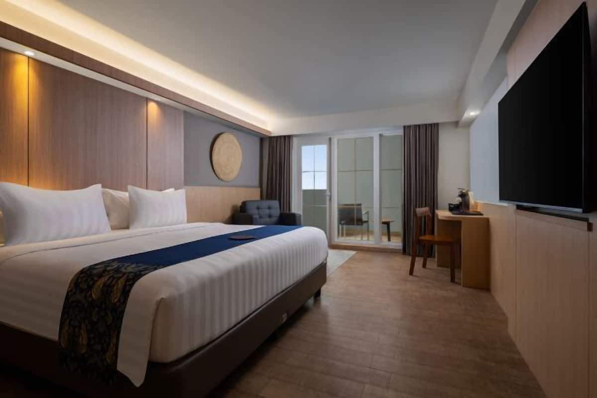 Premium bedding, minibar, in-room safe, desk