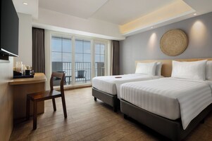 华丽客房 | 高档床上用品、迷你吧、客房内保险箱、办公桌