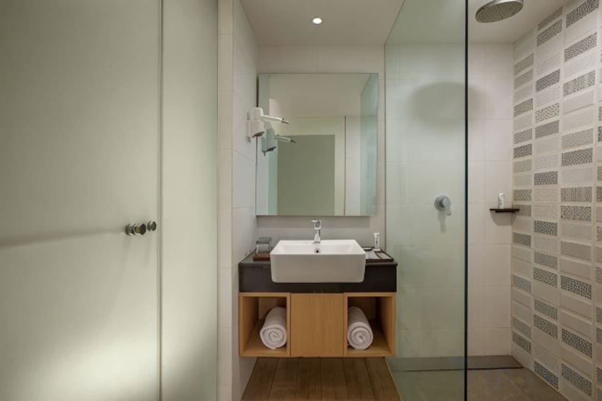 Dusche, Regendusche, kostenlose Toilettenartikel, Hausschuhe