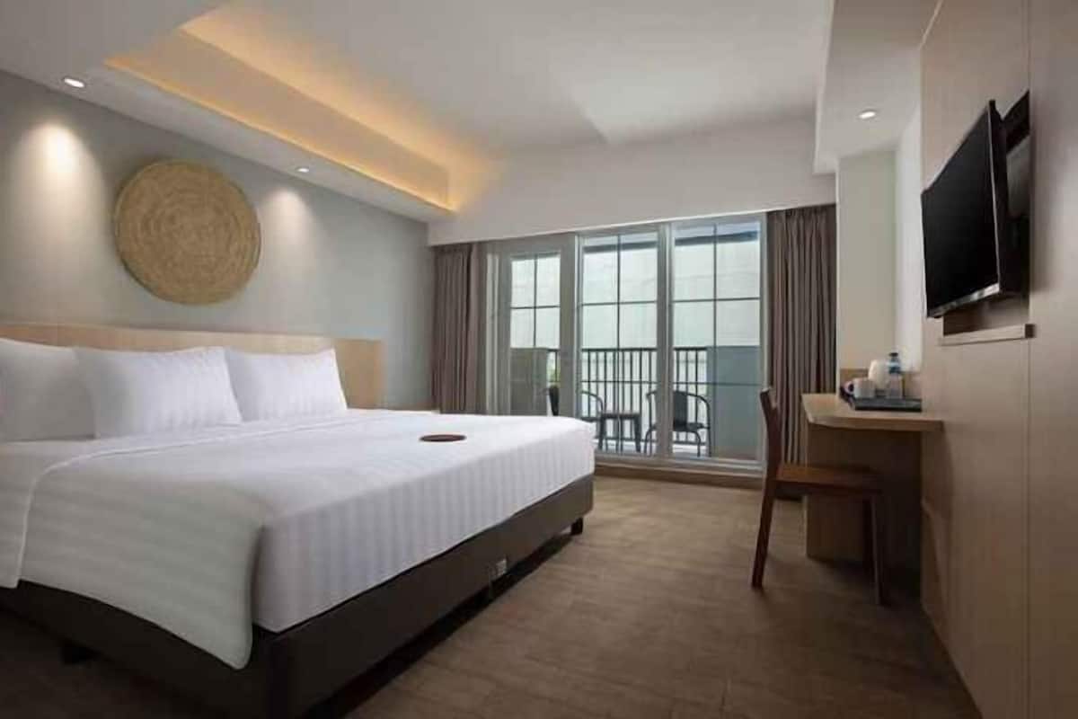 Premium bedding, minibar, in-room safe, desk