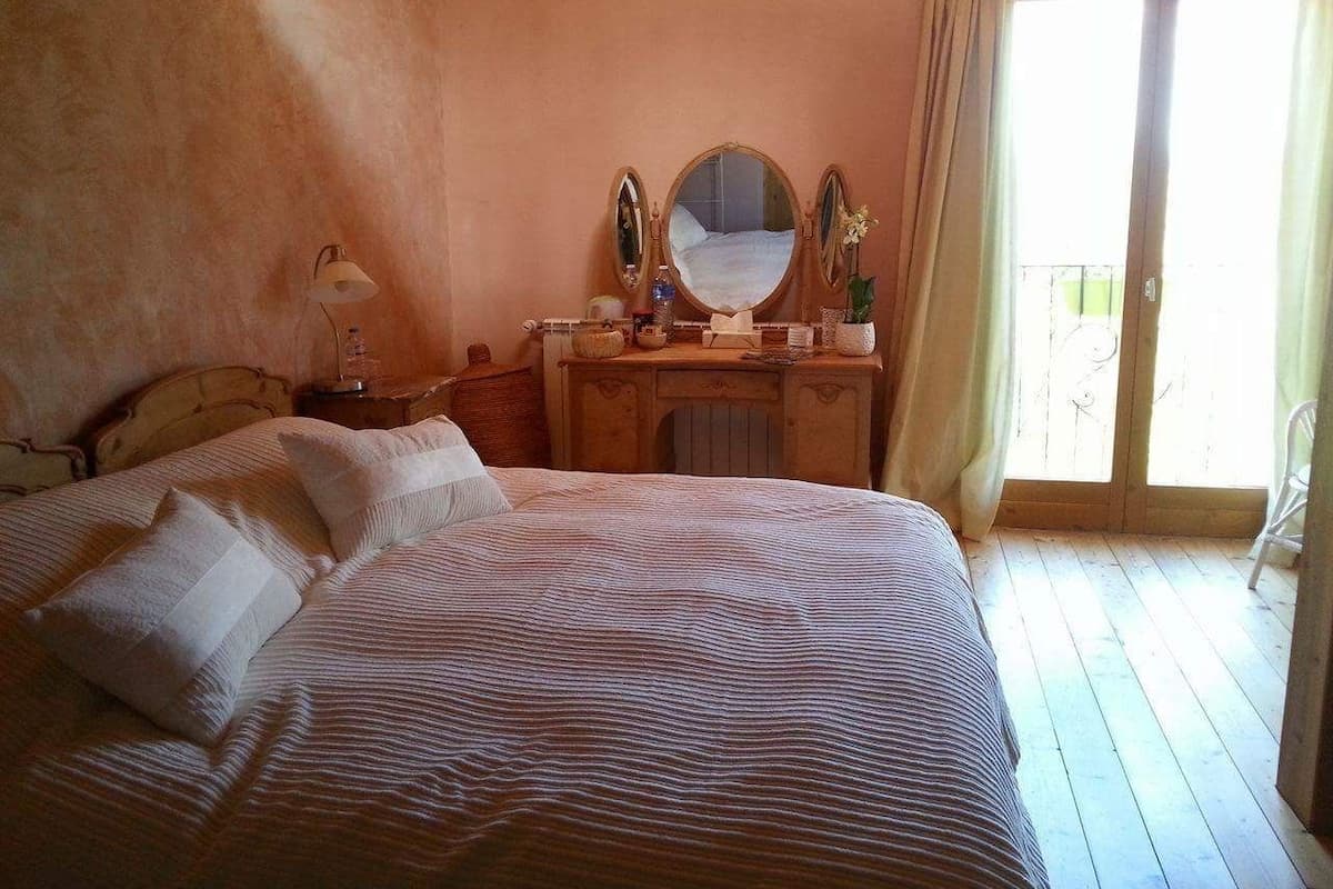 Phòng dành cho gia đình | Trang trí khác biệt, trang bị nội thất với thiết kế riêng biệt, bàn