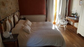 Phòng | Trang trí khác biệt, trang bị nội thất với thiết kế riêng biệt, bàn 