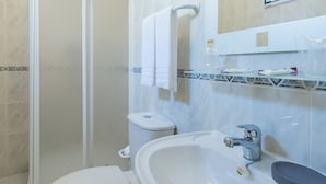 Twin Room, Balcony | Bilik Mandi | Pancuran mandi, kelengkapan dandanan diri percuma, pengering rambut 